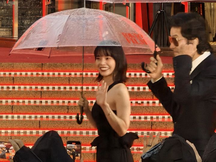 「第39回東京国際映画祭」オープニングレッドカーペットに登場した岸井ゆきの クランクイン！ width=