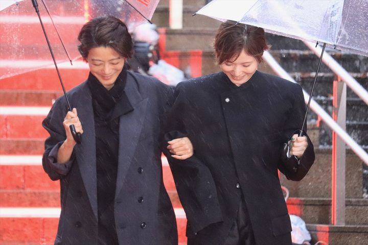 「第39回東京国際映画祭」オープニングレッドカーペットに登場した（左から）三島有紀子監督、松岡茉優 クランクイン！ width=