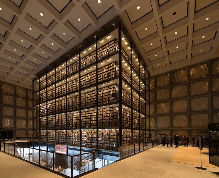 イェール大学のバイネキ貴重書図書館の中を写した写真です(米コネチカット州ニューヘイブン)。手稿は1969年から、この図書館に収められています。
