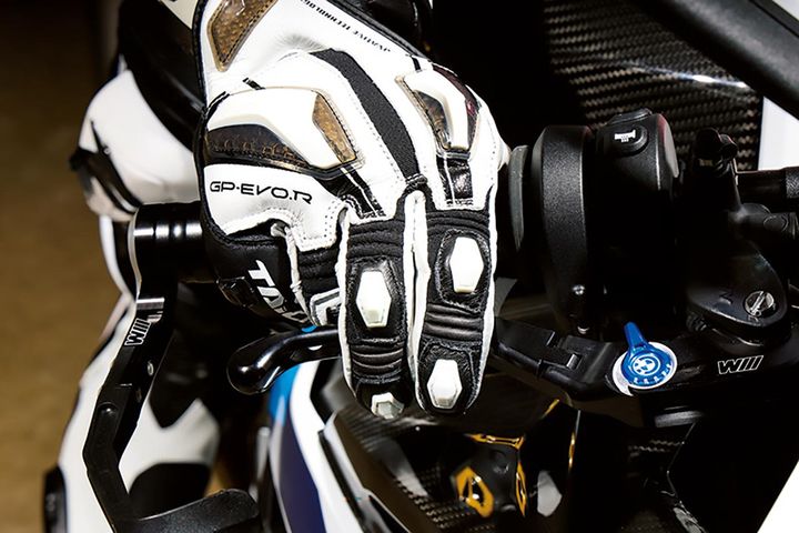 バイクのブレーキは何本指が正解？ ステップの足の置き方も青木宣篤が解説【コア・ライテク】