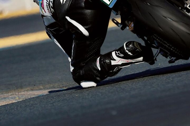 バイクのブレーキは何本指が正解？ ステップの足の置き方も青木宣篤が解説【コア・ライテク】