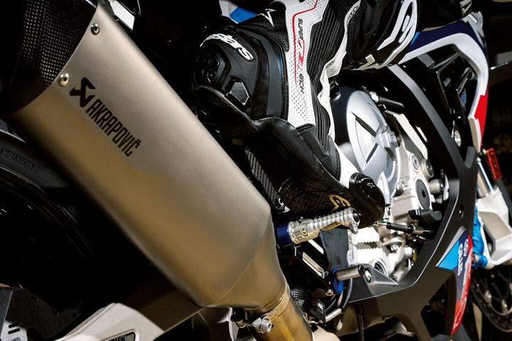 バイクのブレーキは何本指が正解？ ステップの足の置き方も青木宣篤が解説【コア・ライテク】