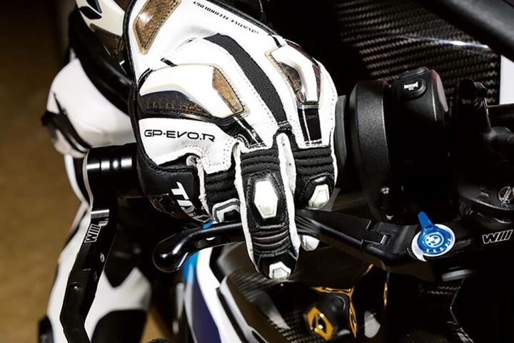 バイクのブレーキは何本指が正解？ ステップの足の置き方も青木宣篤が解説【コア・ライテク】