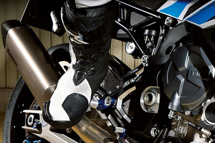 バイクのブレーキは何本指が正解？ ステップの足の置き方も青木宣篤が解説【コア・ライテク】