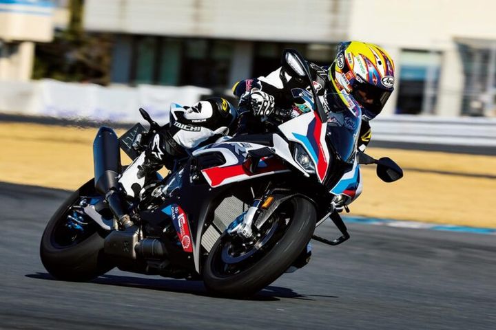 バイクのブレーキは何本指が正解？ ステップの足の置き方も青木宣篤が解説【コア・ライテク】