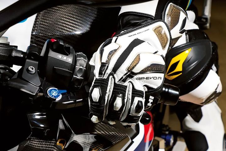 バイクのブレーキは何本指が正解？ ステップの足の置き方も青木宣篤が解説【コア・ライテク】