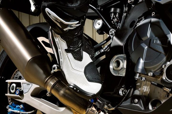 バイクのブレーキは何本指が正解？ ステップの足の置き方も青木宣篤が解説【コア・ライテク】