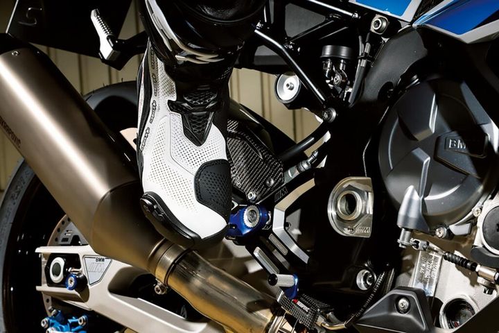 バイクのブレーキは何本指が正解？ ステップの足の置き方も青木宣篤が解説【コア・ライテク】