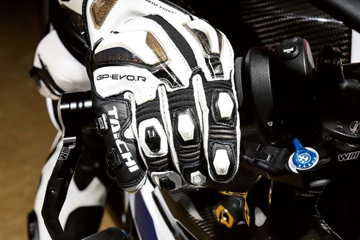 バイクのブレーキは何本指が正解？ ステップの足の置き方も青木宣篤が解説【コア・ライテク】