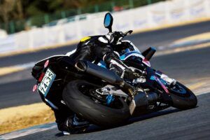 バイクのブレーキは何本指が正解？ ステップの足の置き方も青木宣篤が解説【コア・ライテク】