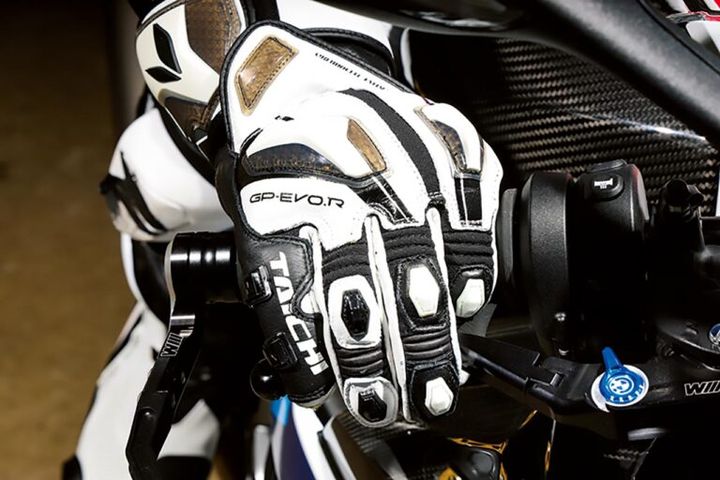 バイクのブレーキは何本指が正解？ ステップの足の置き方も青木宣篤が解説【コア・ライテク】
