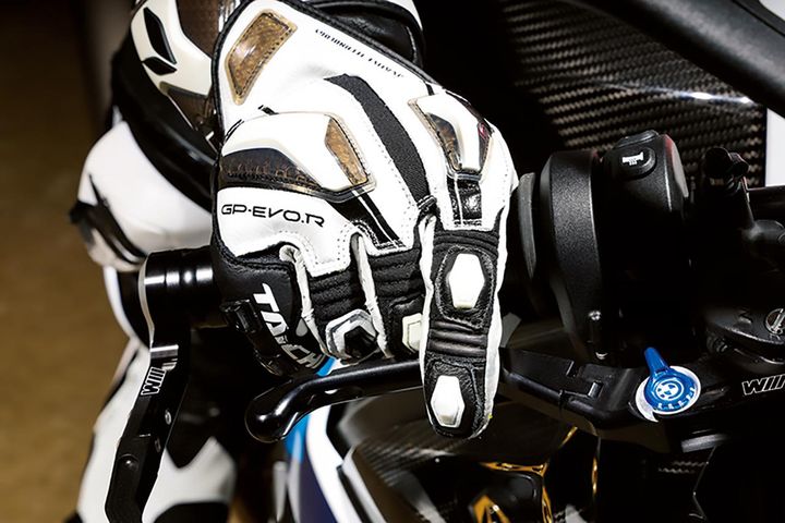 バイクのブレーキは何本指が正解？ ステップの足の置き方も青木宣篤が解説【コア・ライテク】