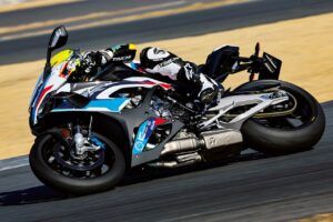 バイクのブレーキは何本指が正解？ ステップの足の置き方も青木宣篤が解説【コア・ライテク】