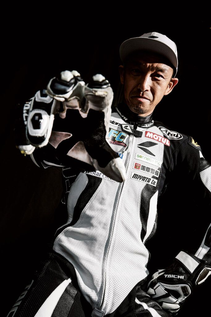 バイクのブレーキは何本指が正解？ ステップの足の置き方も青木宣篤が解説【コア・ライテク】