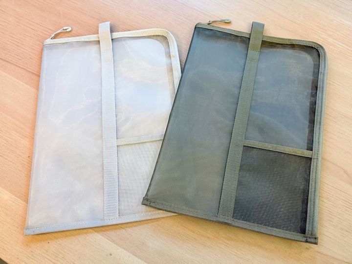 無印良品の「ナイロンメッシュ 縦型書類ケース・仕切り付」。A4サイズが入り、中身が見えるメッシュ素材の本商品。便利な仕切りやL字ファスナー、持ち手付きで、仕事や通院、トートバッグの書類整理に最適な書類ケースをご紹介します。