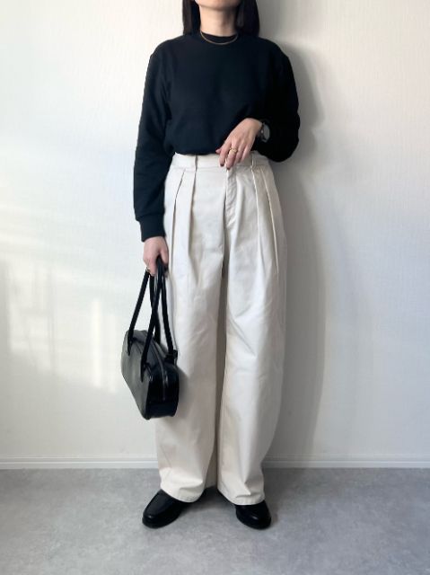 チノタックバレルパンツを着たコーデ