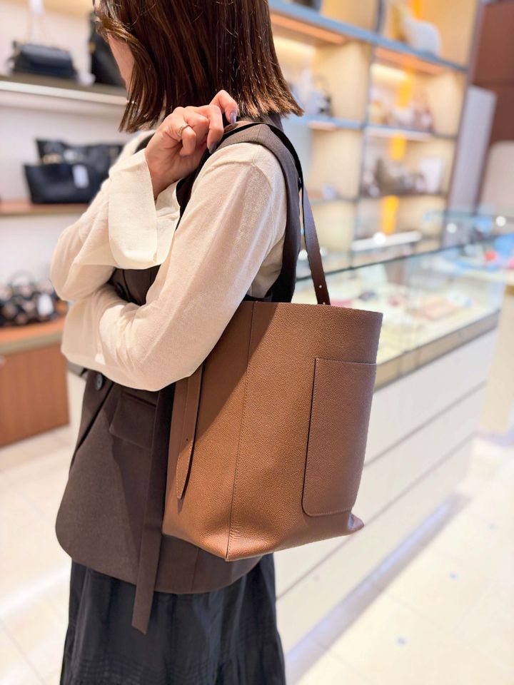 買い物をするバッグを持った女性