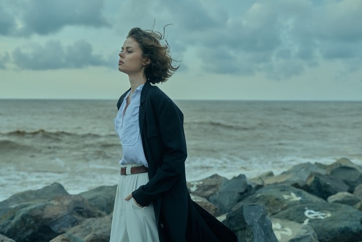 海辺を歩く女性