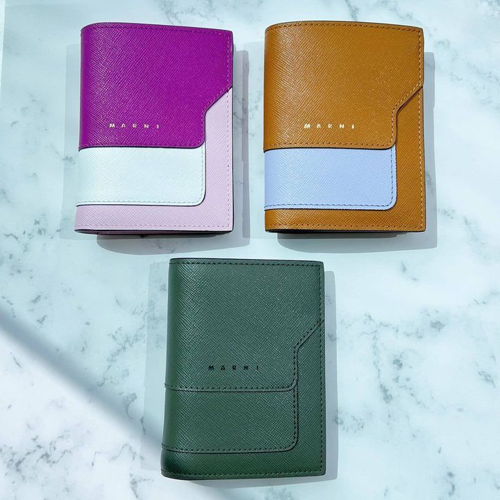 さまざまなカラーのマルニの二つ折り財布