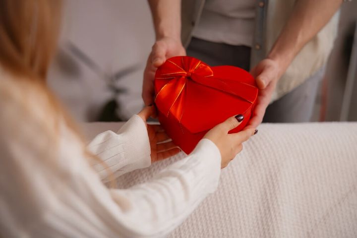男性から女性にプレゼントを渡す様子