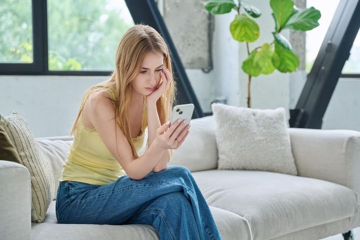 スマホを見る女性