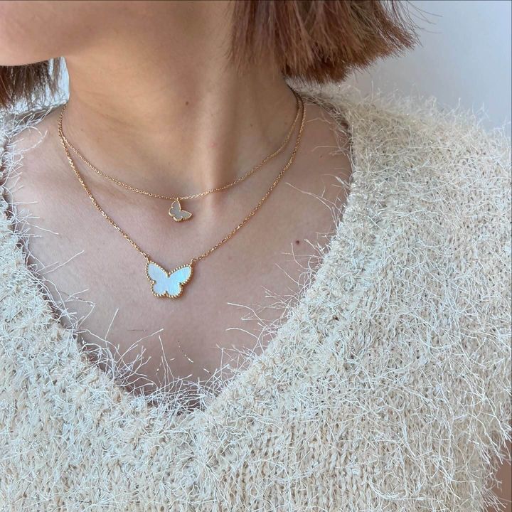 フェミニンなネックレスを重ね付けした女性