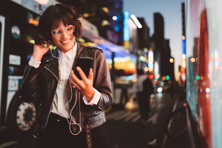イヤホンで音楽を聴く女性