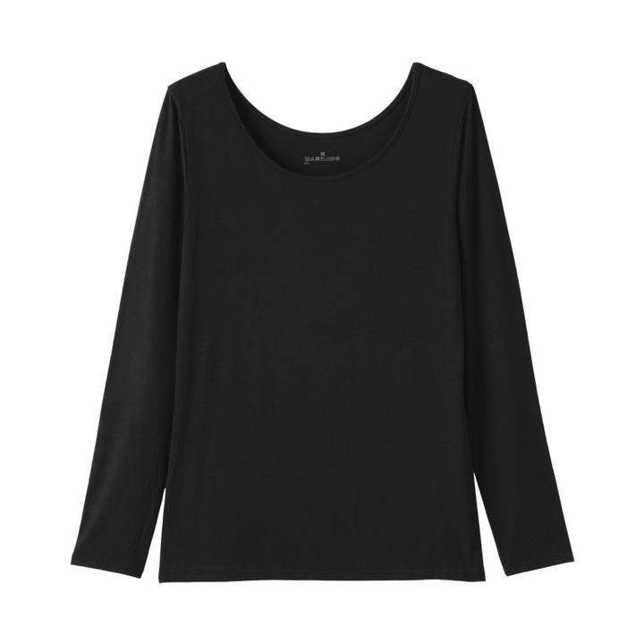 着るスキンケア Ｕネック長袖Ｔシャツ ¥2,490（オフ白、ライトグレー、黒、ラベンダーの４色展開）