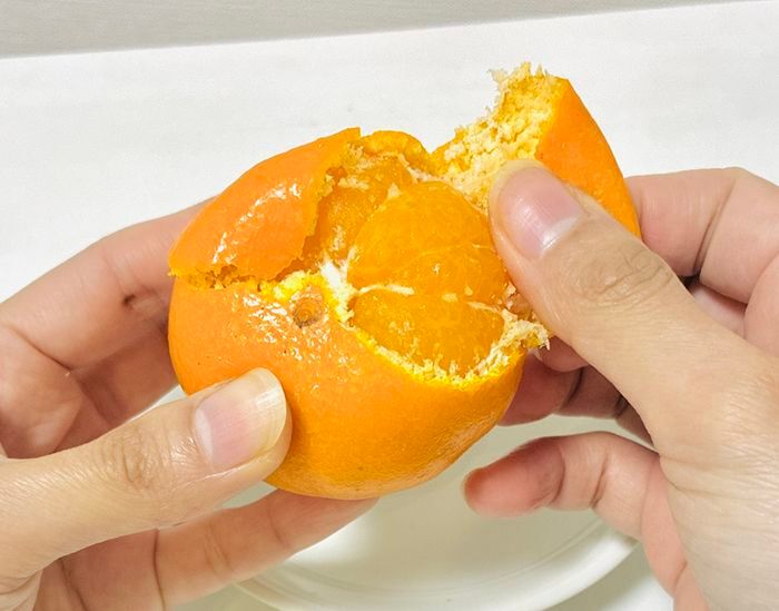 みかんの『白い筋』を一発で取る方法。皮をむく前にあることをするだけで…？しかも美味しくなって一石二鳥♪