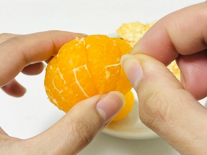 みかんの『白い筋』を一発で取る方法。皮をむく前にあることをするだけで…？しかも美味しくなって一石二鳥♪