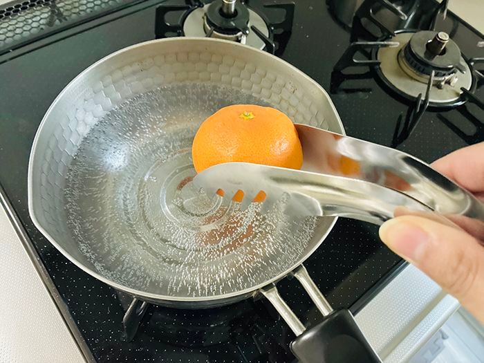 みかんの『白い筋』を一発で取る方法。皮をむく前にあることをするだけで…？しかも美味しくなって一石二鳥♪