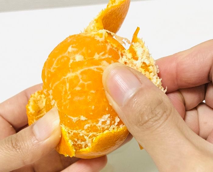 みかんの『白い筋』を一発で取る方法。皮をむく前にあることをするだけで…？しかも美味しくなって一石二鳥♪
