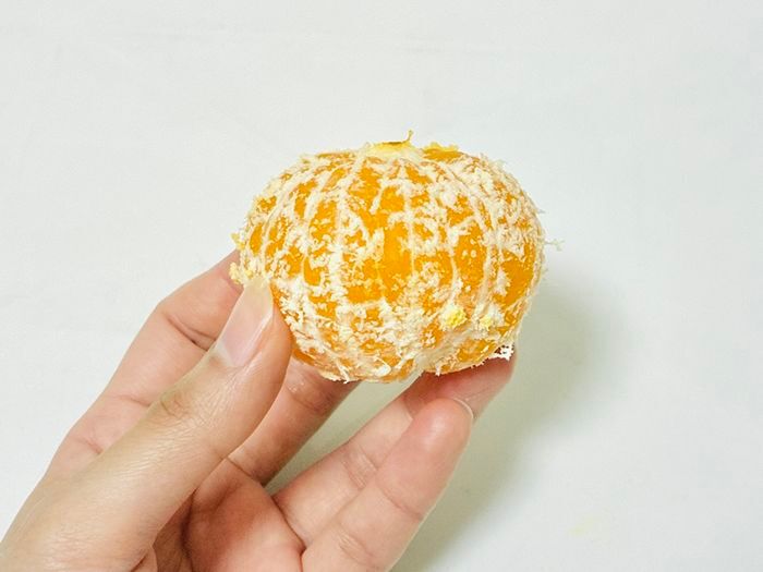 みかんの『白い筋』を一発で取る方法。皮をむく前にあることをするだけで…？しかも美味しくなって一石二鳥♪