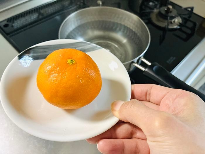 みかんの『白い筋』を一発で取る方法。皮をむく前にあることをするだけで…？しかも美味しくなって一石二鳥♪