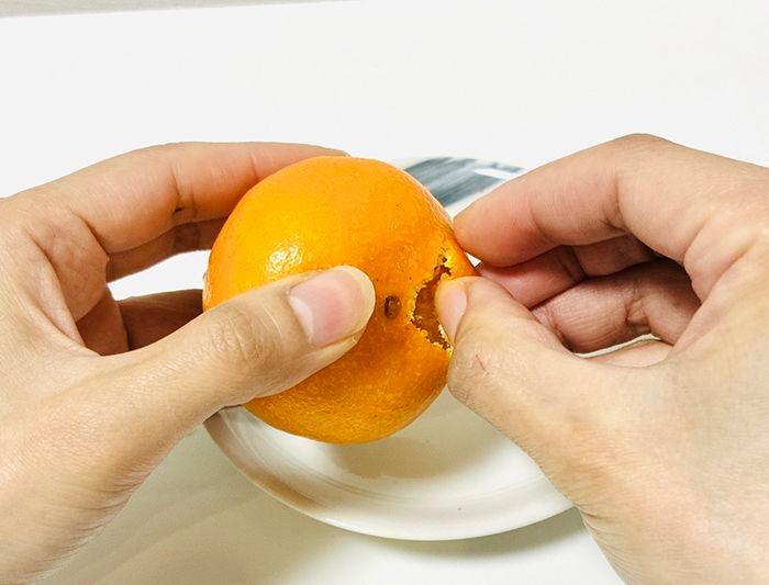 みかんの『白い筋』を一発で取る方法。皮をむく前にあることをするだけで…？しかも美味しくなって一石二鳥♪