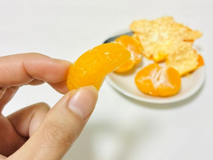 みかんの『白い筋』を一発で取る方法。皮をむく前にあることをするだけで…？しかも美味しくなって一石二鳥♪