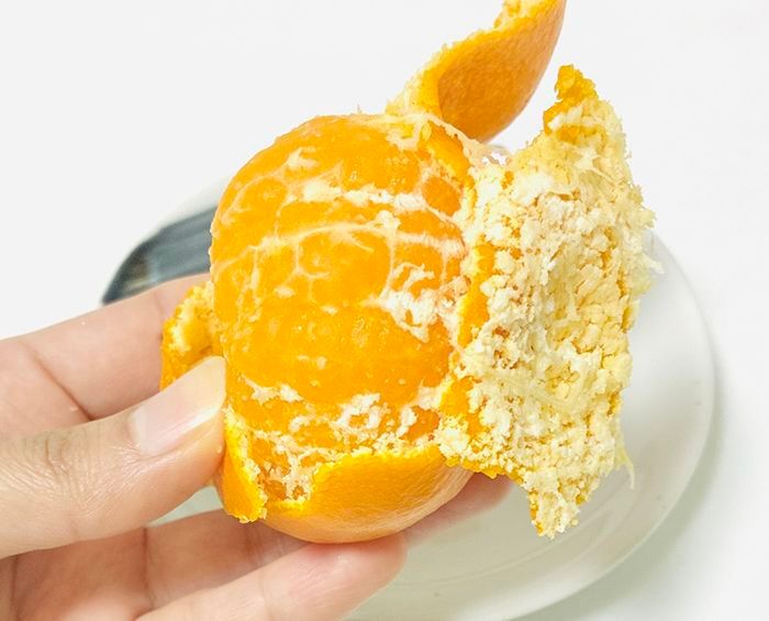 みかんの『白い筋』を一発で取る方法。皮をむく前にあることをするだけで…？しかも美味しくなって一石二鳥♪