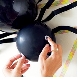 【簡単ハロウィン工作】マステのカラフルなクモの巣＆風船で作るクモで、お部屋をかわいく飾ろう♪の画像5