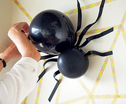 【簡単ハロウィン工作】マステのカラフルなクモの巣＆風船で作るクモで、お部屋をかわいく飾ろう♪の画像4