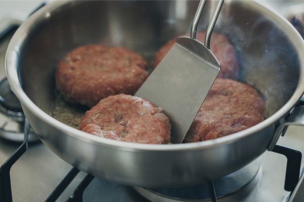 新潟県燕市の宮﨑製作所シリーズに「いため鍋」登場！炒める、煮る、焼く、揚げる、無水調理まで対応する深型フライパン