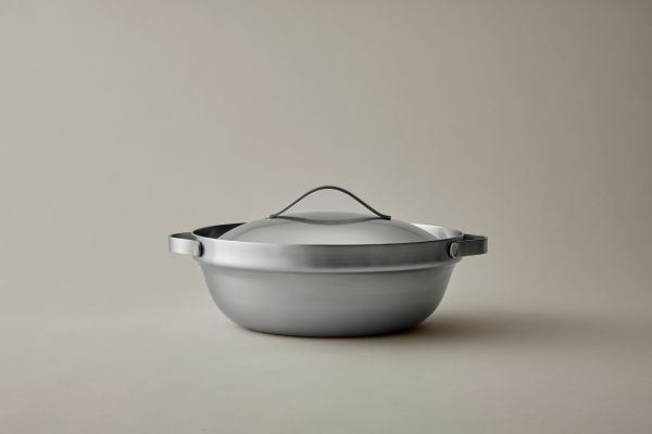 新潟県燕市の宮﨑製作所シリーズに「いため鍋」登場！炒める、煮る、焼く、揚げる、無水調理まで対応する深型フライパン