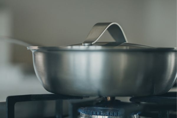 新潟県燕市の宮﨑製作所シリーズに「いため鍋」登場！炒める、煮る、焼く、揚げる、無水調理まで対応する深型フライパン