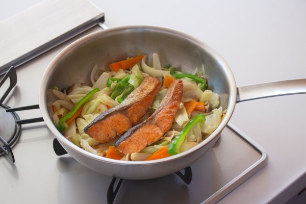 新潟県燕市の宮﨑製作所シリーズに「いため鍋」登場！炒める、煮る、焼く、揚げる、無水調理まで対応する深型フライパン