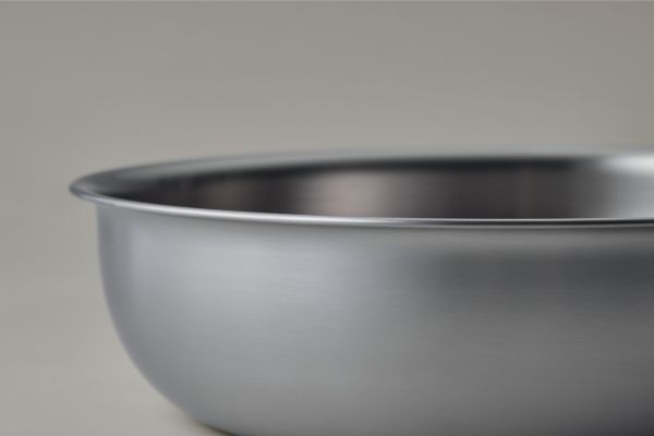 新潟県燕市の宮﨑製作所シリーズに「いため鍋」登場！炒める、煮る、焼く、揚げる、無水調理まで対応する深型フライパン
