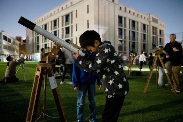 グラウンドに何台も並ぶ大型望遠鏡で秋の星空を観察！大阪・履正社中学校が“学びをたのしむ”無料天体観測会を開催