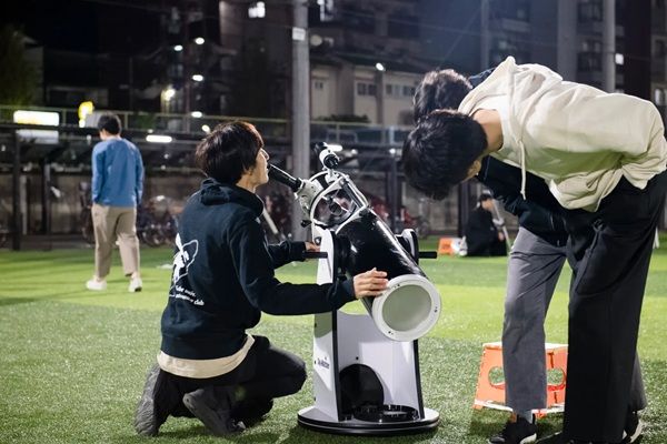 グラウンドに何台も並ぶ大型望遠鏡で秋の星空を観察！大阪・履正社中学校が“学びをたのしむ”無料天体観測会を開催