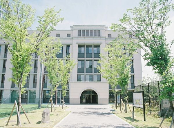 グラウンドに何台も並ぶ大型望遠鏡で秋の星空を観察！大阪・履正社中学校が“学びをたのしむ”無料天体観測会を開催