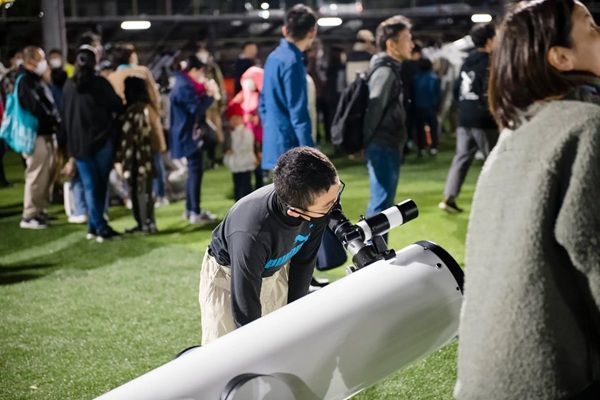 グラウンドに何台も並ぶ大型望遠鏡で秋の星空を観察！大阪・履正社中学校が“学びをたのしむ”無料天体観測会を開催