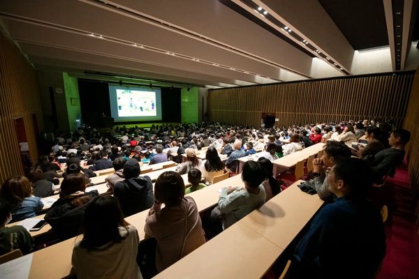 グラウンドに何台も並ぶ大型望遠鏡で秋の星空を観察！大阪・履正社中学校が“学びをたのしむ”無料天体観測会を開催
