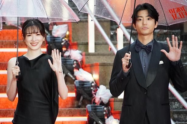 【写真を見る】永野芽郁、伊藤健太郎と笑顔！レッドカーペットに登場した